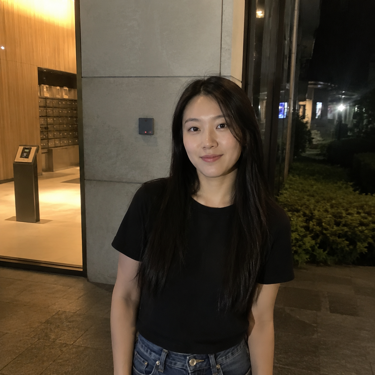 上传前示意图，东亚女性基础夜间日常照片